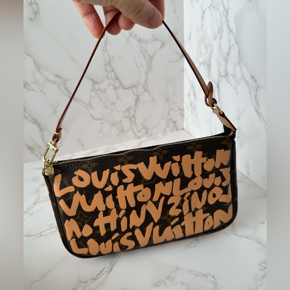 Louis Vuitton Limited Edition Graffiti Pochette in Peach